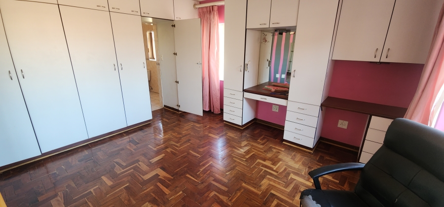 6 Bedroom Property for Sale in Brackendowns Gauteng