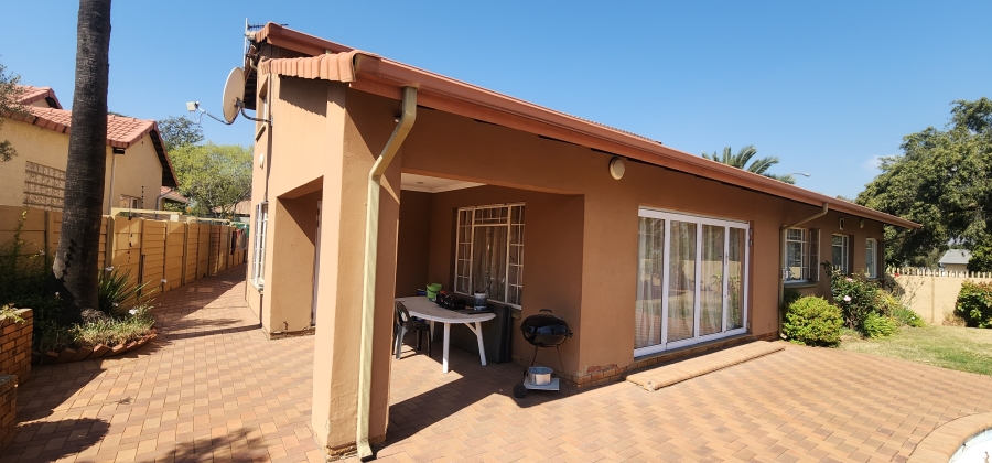 6 Bedroom Property for Sale in Brackendowns Gauteng