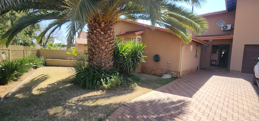 6 Bedroom Property for Sale in Brackendowns Gauteng