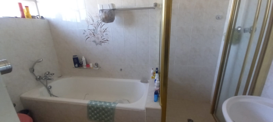 2 Bedroom Property for Sale in Brackenhurst Gauteng