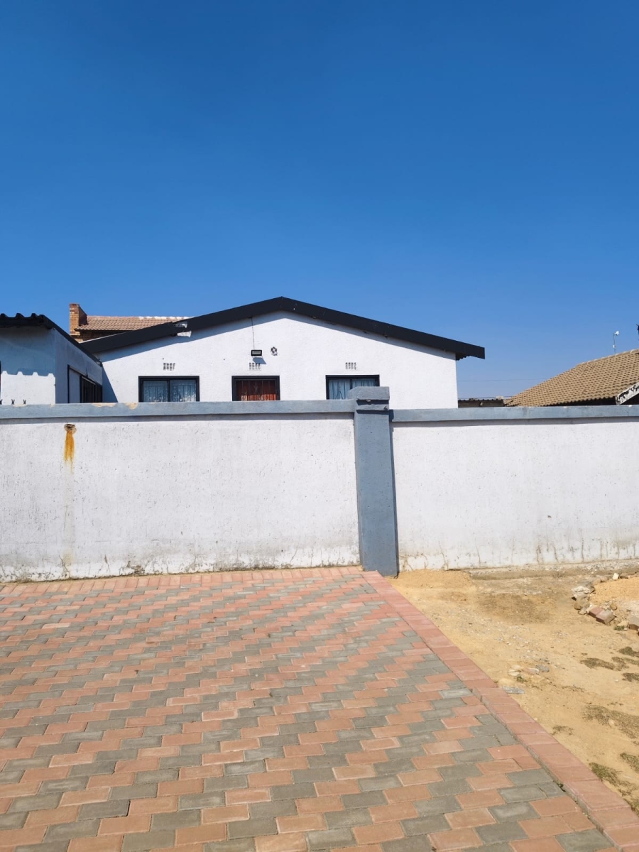 6 Bedroom Property for Sale in Motsu Gauteng