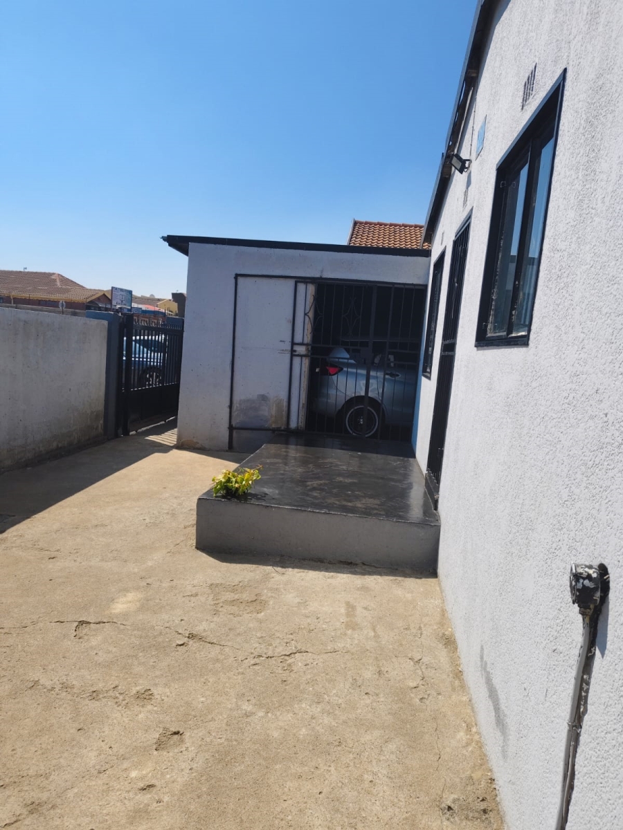 6 Bedroom Property for Sale in Motsu Gauteng