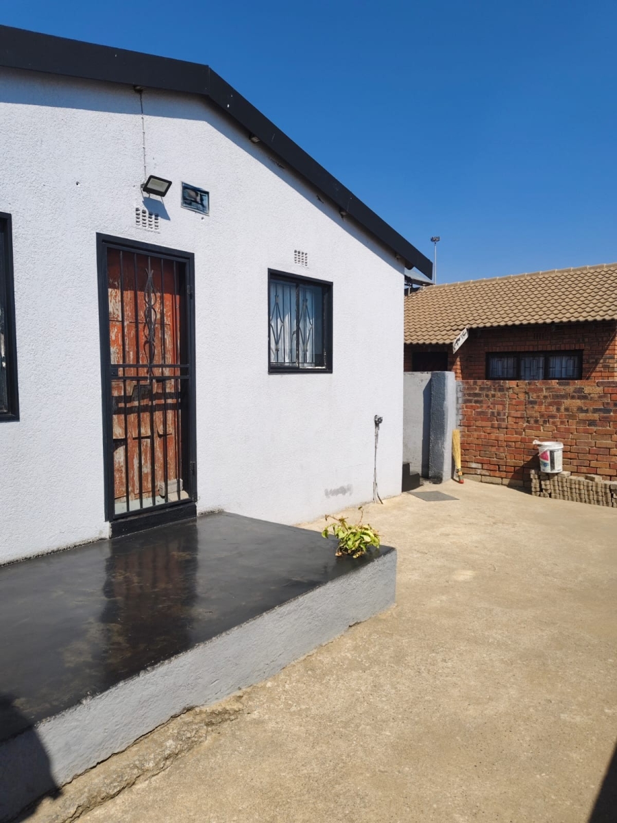 6 Bedroom Property for Sale in Motsu Gauteng