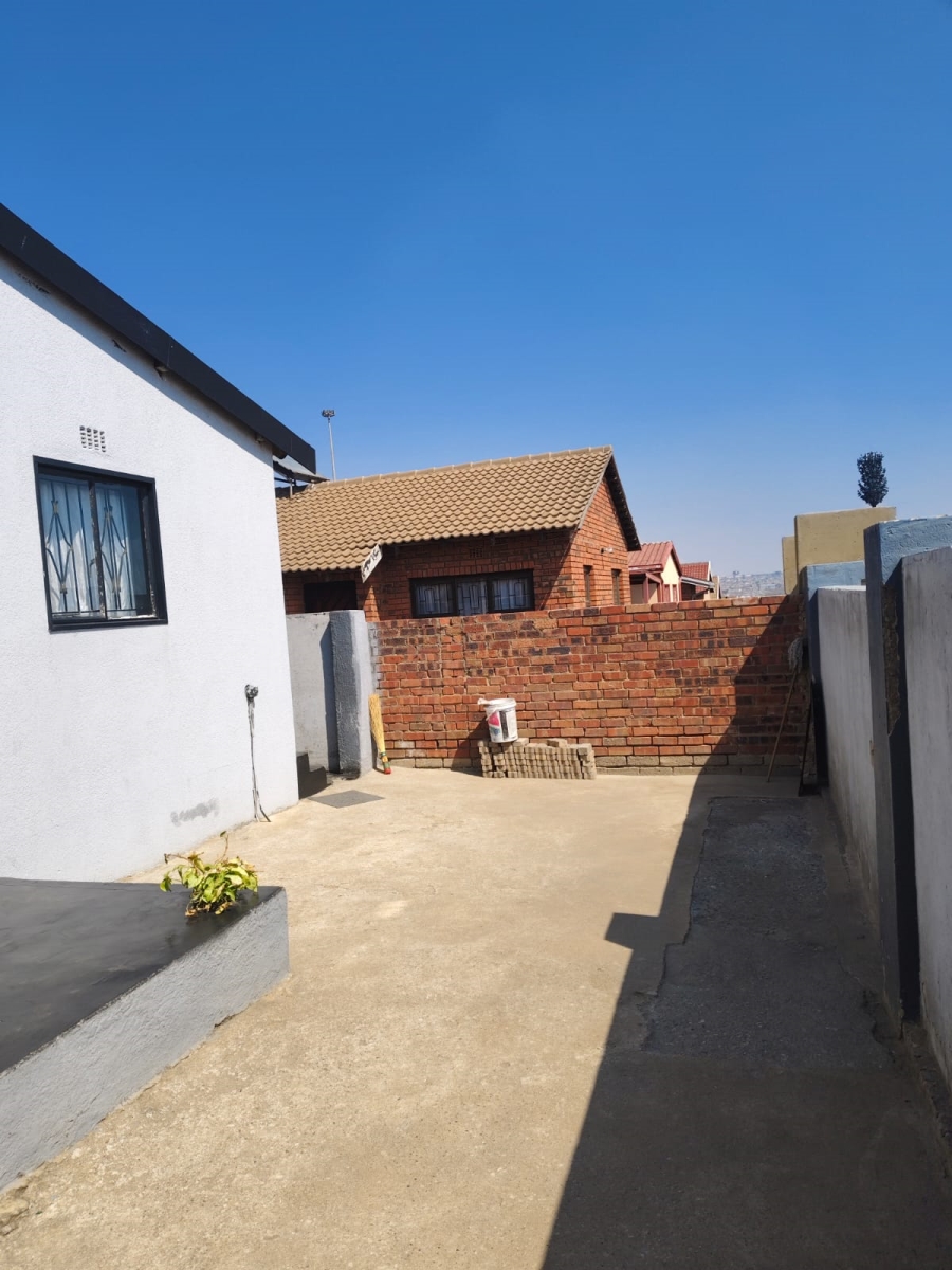 6 Bedroom Property for Sale in Motsu Gauteng