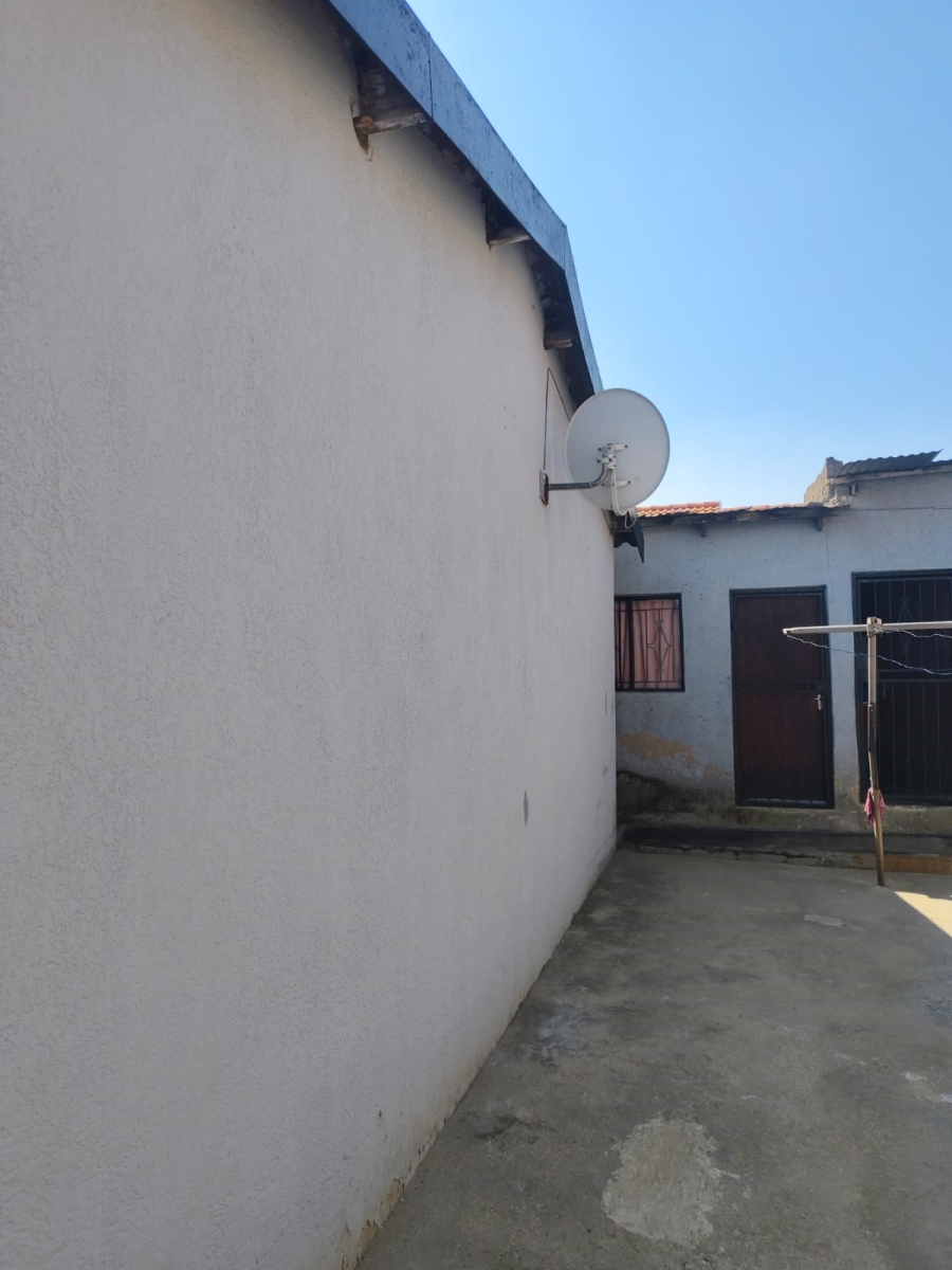 6 Bedroom Property for Sale in Motsu Gauteng