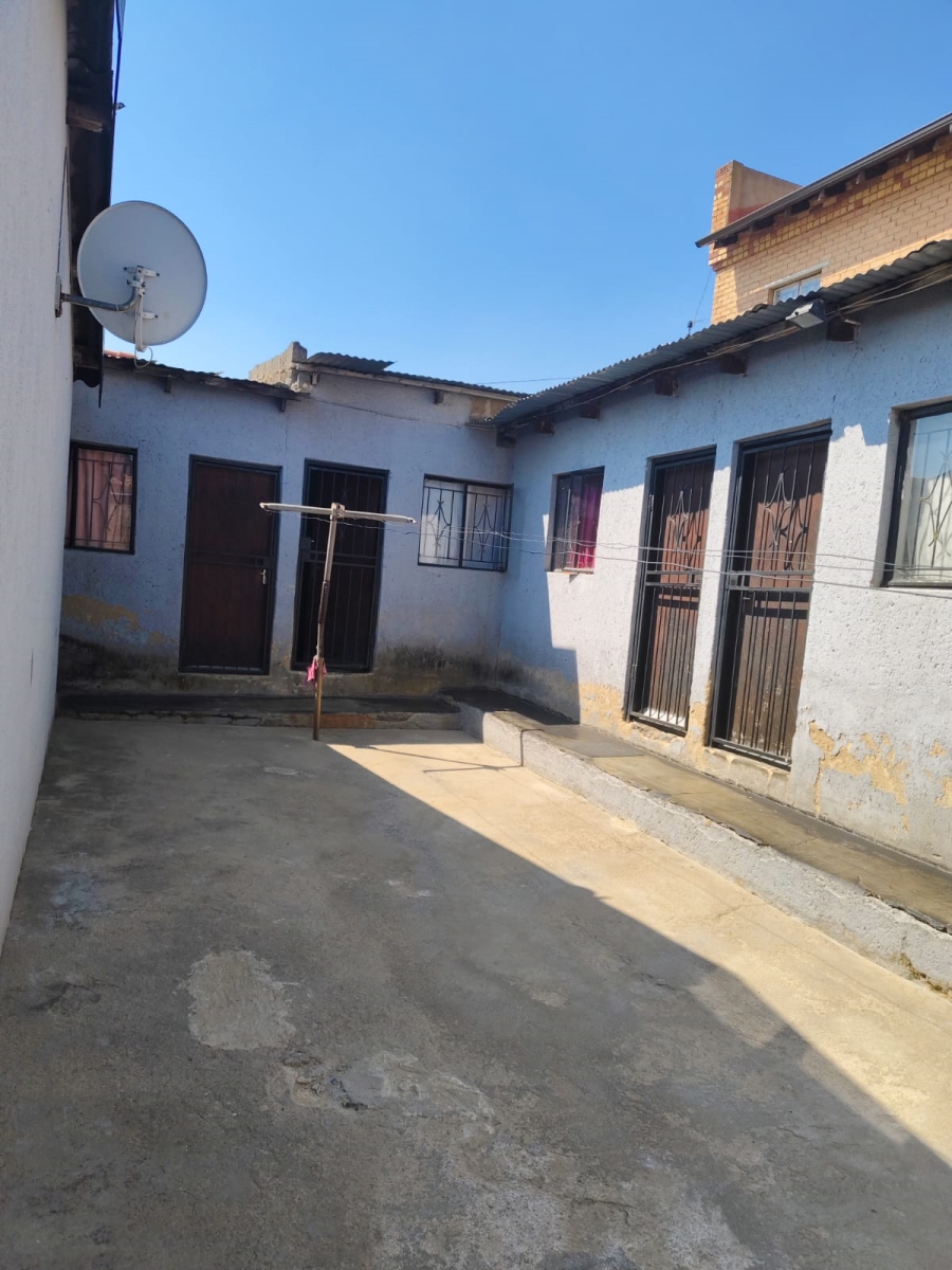 6 Bedroom Property for Sale in Motsu Gauteng