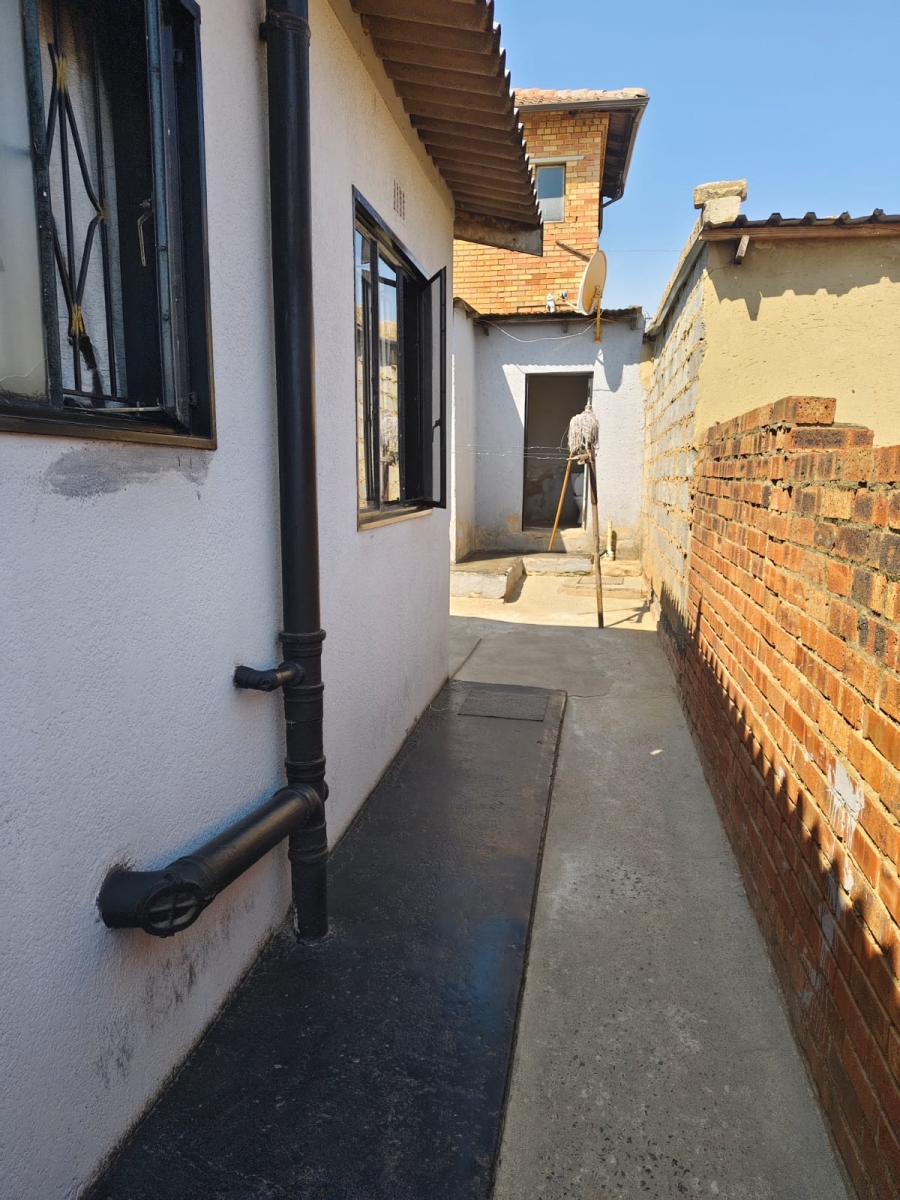 6 Bedroom Property for Sale in Motsu Gauteng