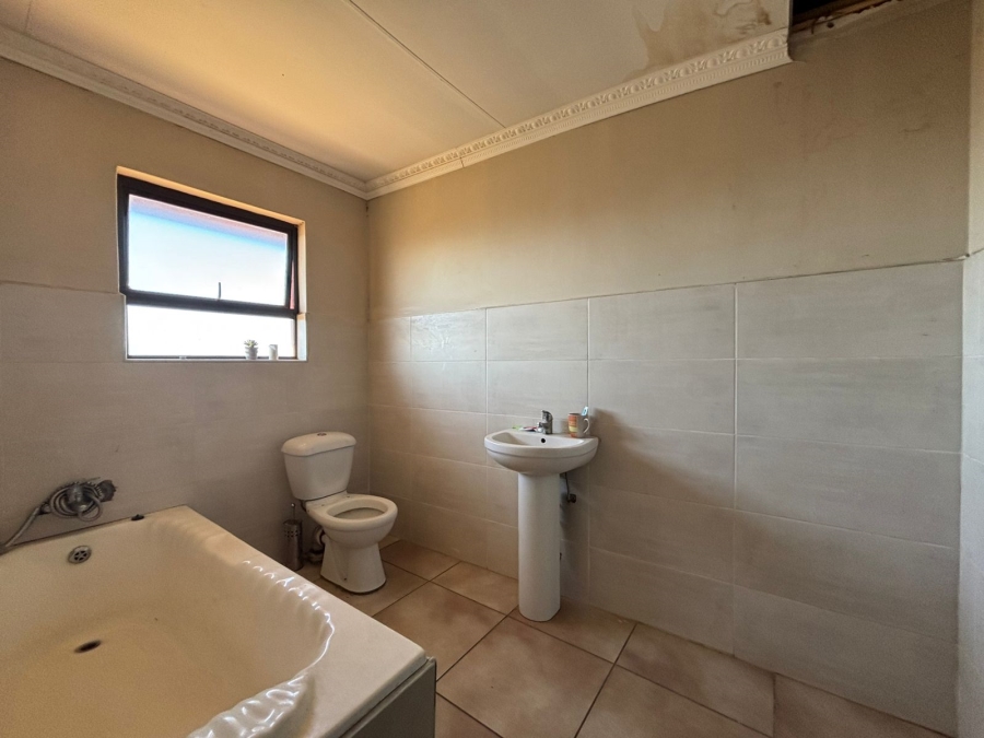 4 Bedroom Property for Sale in Golden Gardens Gauteng