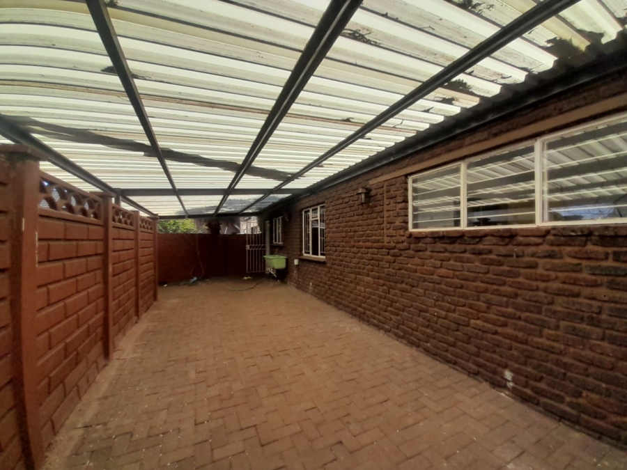 To Let 4 Bedroom Property for Rent in Kookrus Gauteng