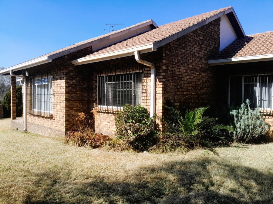 8 Bedroom Property for Sale in Glen Austin Gauteng