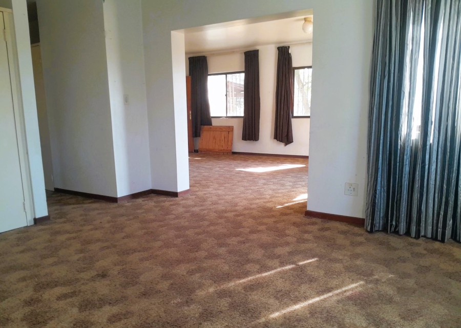 8 Bedroom Property for Sale in Glen Austin Gauteng