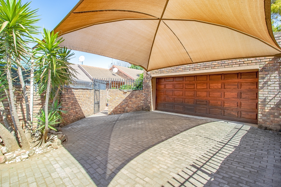 3 Bedroom Property for Sale in Waverley Gauteng