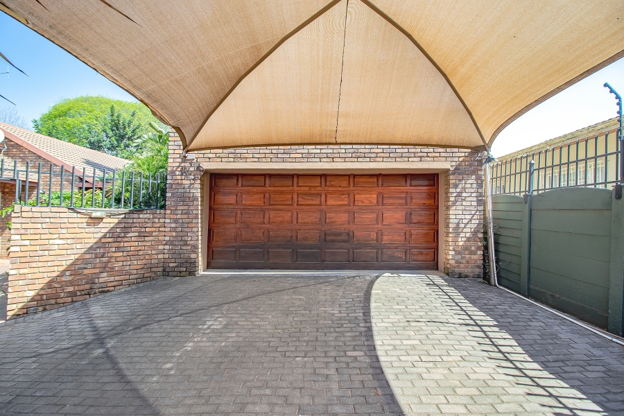 3 Bedroom Property for Sale in Waverley Gauteng