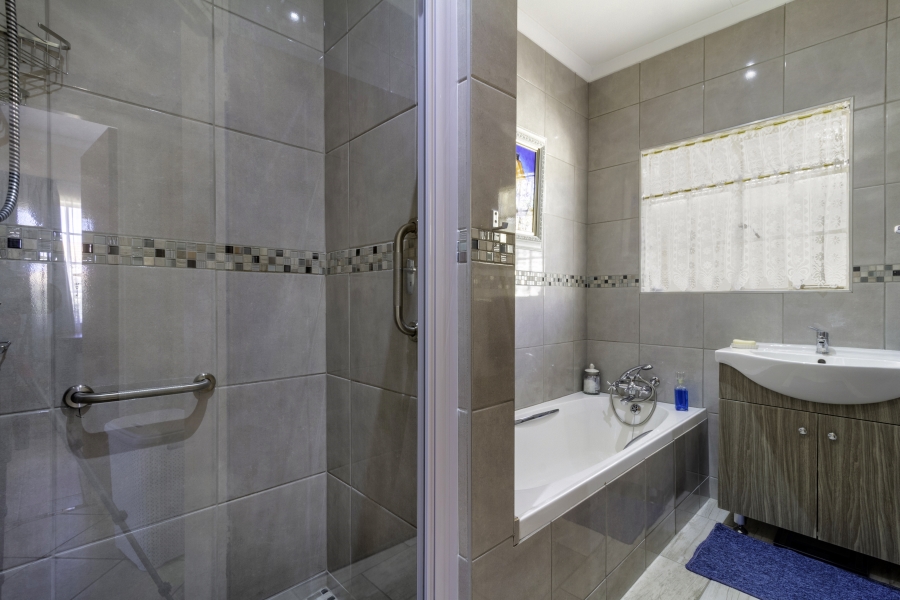 2 Bedroom Property for Sale in Helderkruin Gauteng