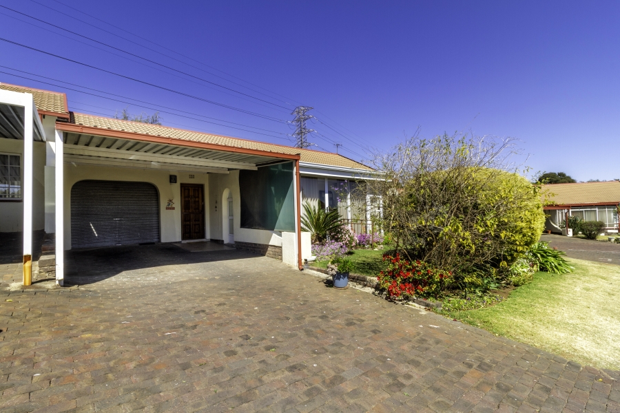 2 Bedroom Property for Sale in Helderkruin Gauteng