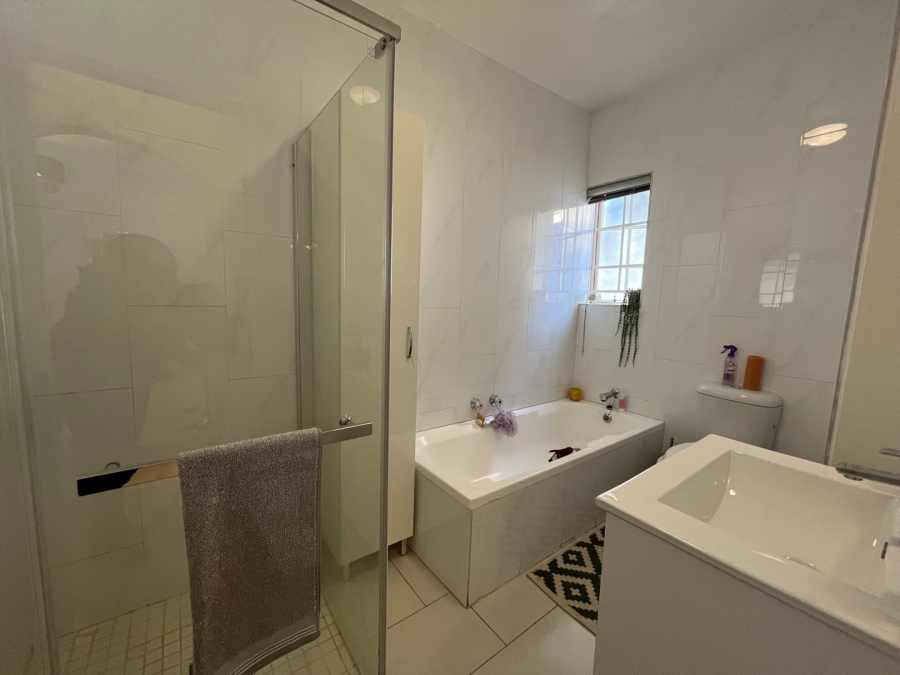 To Let 1 Bedroom Property for Rent in Illovo Gauteng