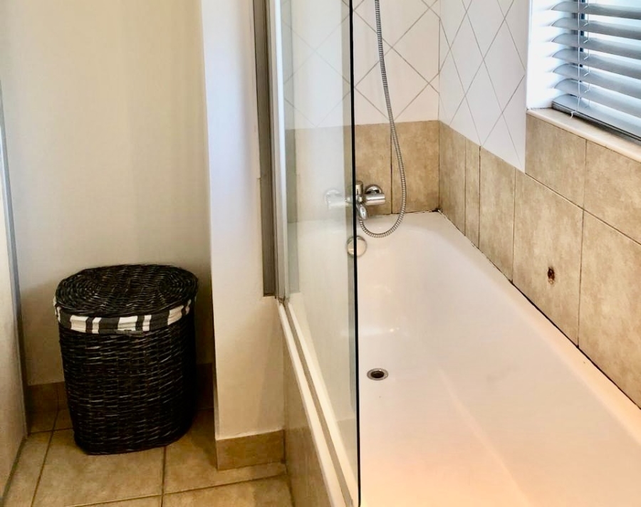 To Let 1 Bedroom Property for Rent in Sandhurst Gauteng