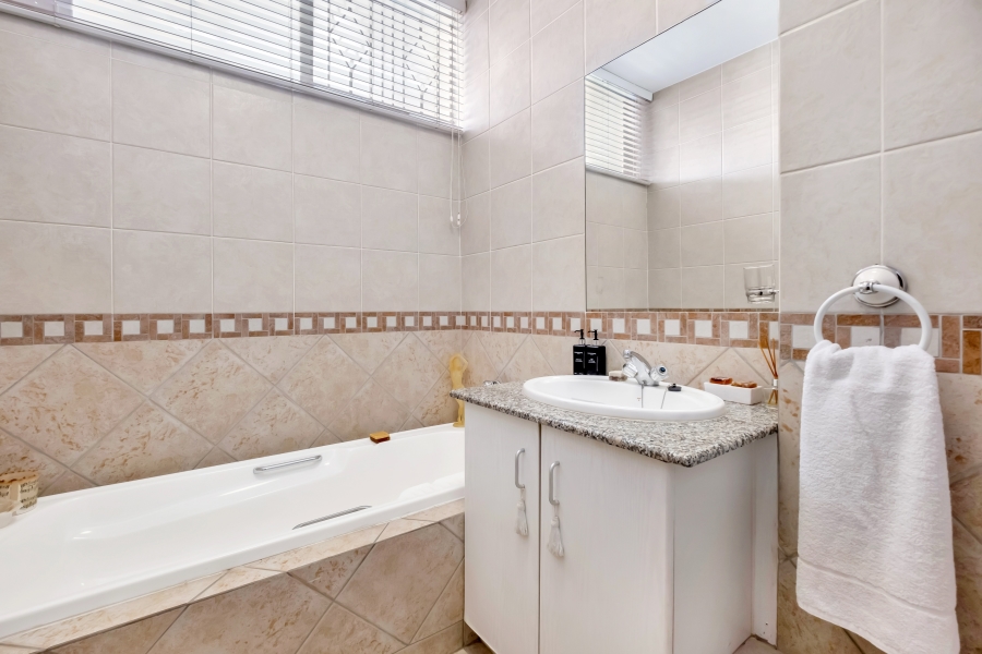 2 Bedroom Property for Sale in Atholl Gauteng