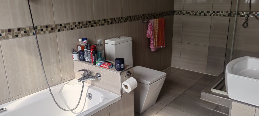 4 Bedroom Property for Sale in Mulbarton Gauteng