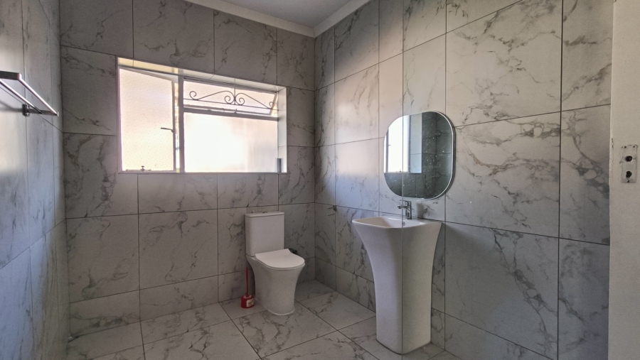 To Let 4 Bedroom Property for Rent in Linmeyer Gauteng
