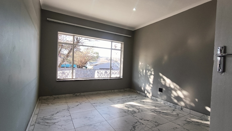 To Let 4 Bedroom Property for Rent in Linmeyer Gauteng