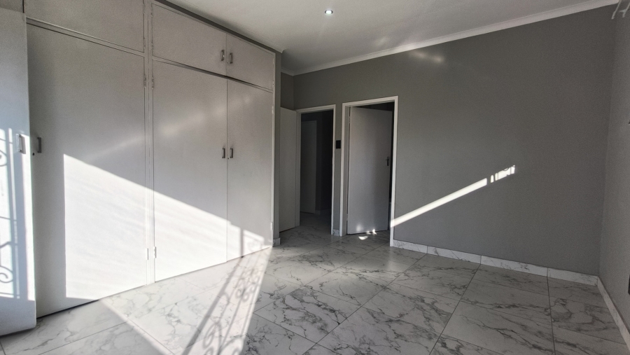 To Let 4 Bedroom Property for Rent in Linmeyer Gauteng