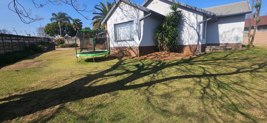 To Let 4 Bedroom Property for Rent in Glen Marais Gauteng