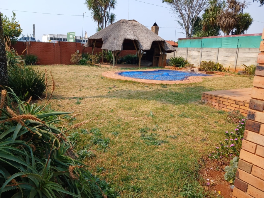 To Let 3 Bedroom Property for Rent in Little Falls Gauteng