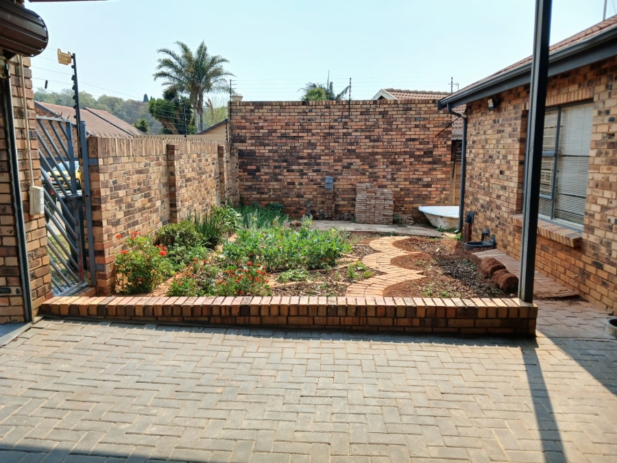 To Let 3 Bedroom Property for Rent in Little Falls Gauteng