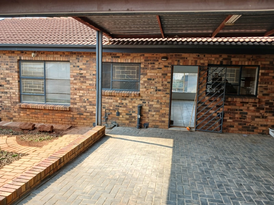 To Let 3 Bedroom Property for Rent in Little Falls Gauteng