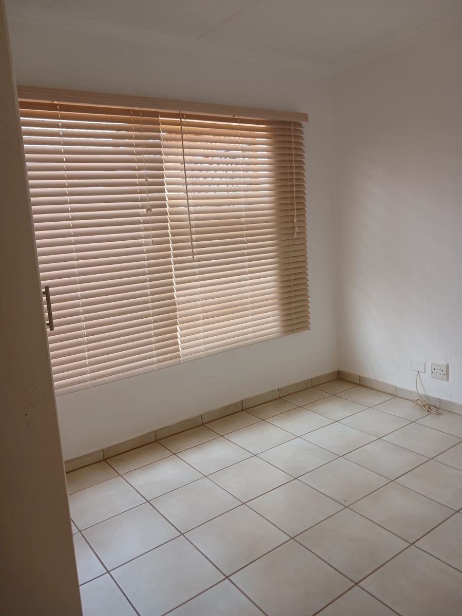 To Let 3 Bedroom Property for Rent in Little Falls Gauteng