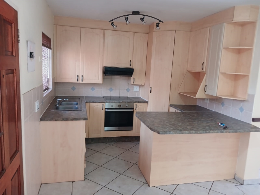 To Let 3 Bedroom Property for Rent in Little Falls Gauteng