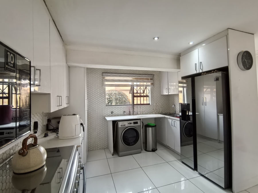 5 Bedroom Property for Sale in Kleinfontein Gauteng