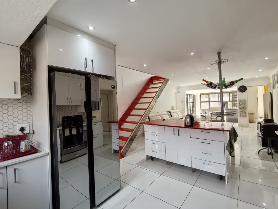 5 Bedroom Property for Sale in Kleinfontein Gauteng