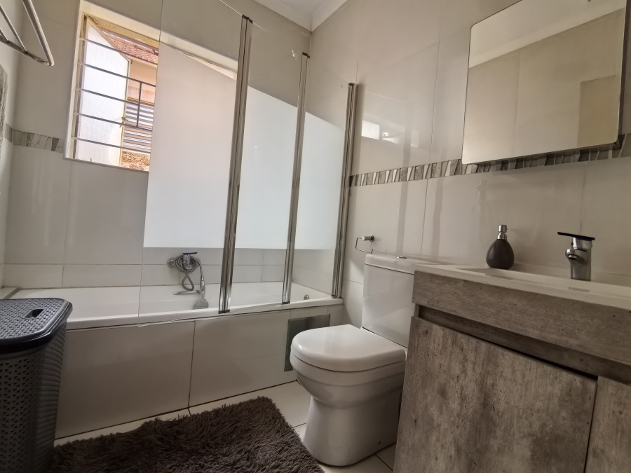 5 Bedroom Property for Sale in Kleinfontein Gauteng