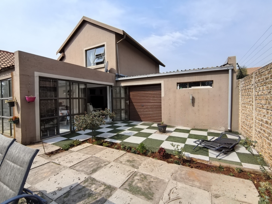 5 Bedroom Property for Sale in Kleinfontein Gauteng
