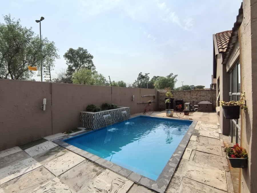 5 Bedroom Property for Sale in Kleinfontein Gauteng