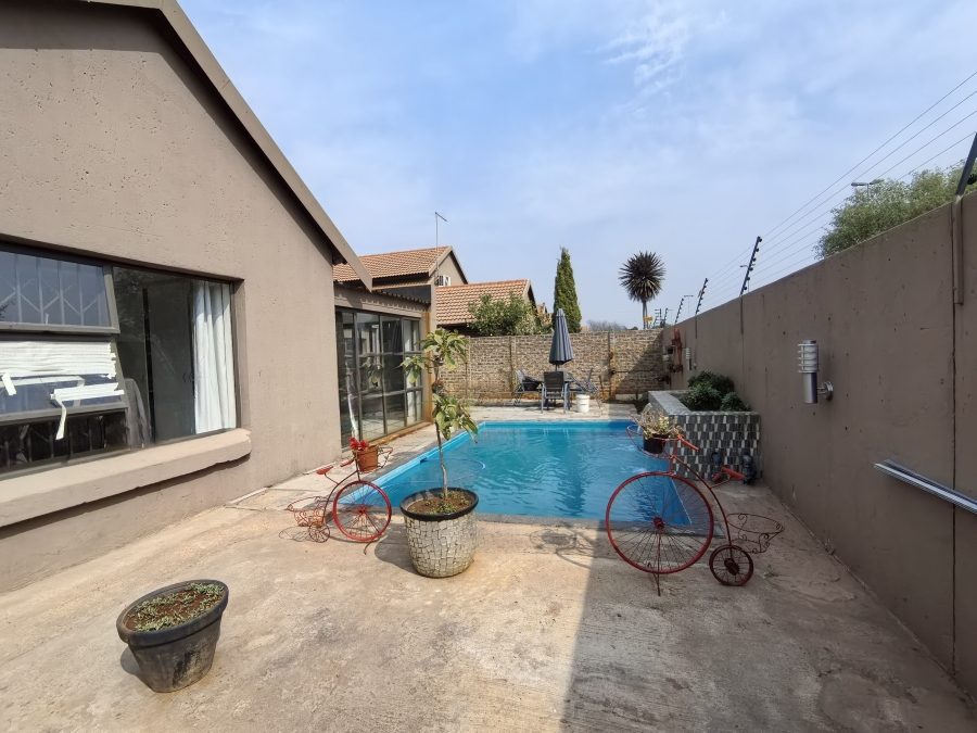 5 Bedroom Property for Sale in Kleinfontein Gauteng