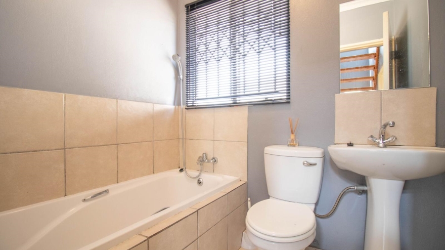 To Let 3 Bedroom Property for Rent in Blue Hills Gauteng