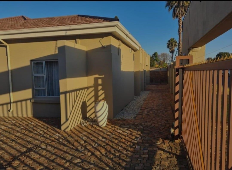 To Let 4 Bedroom Property for Rent in Ravenswood Gauteng