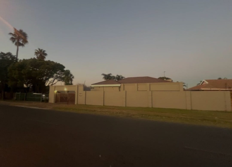 To Let 4 Bedroom Property for Rent in Ravenswood Gauteng