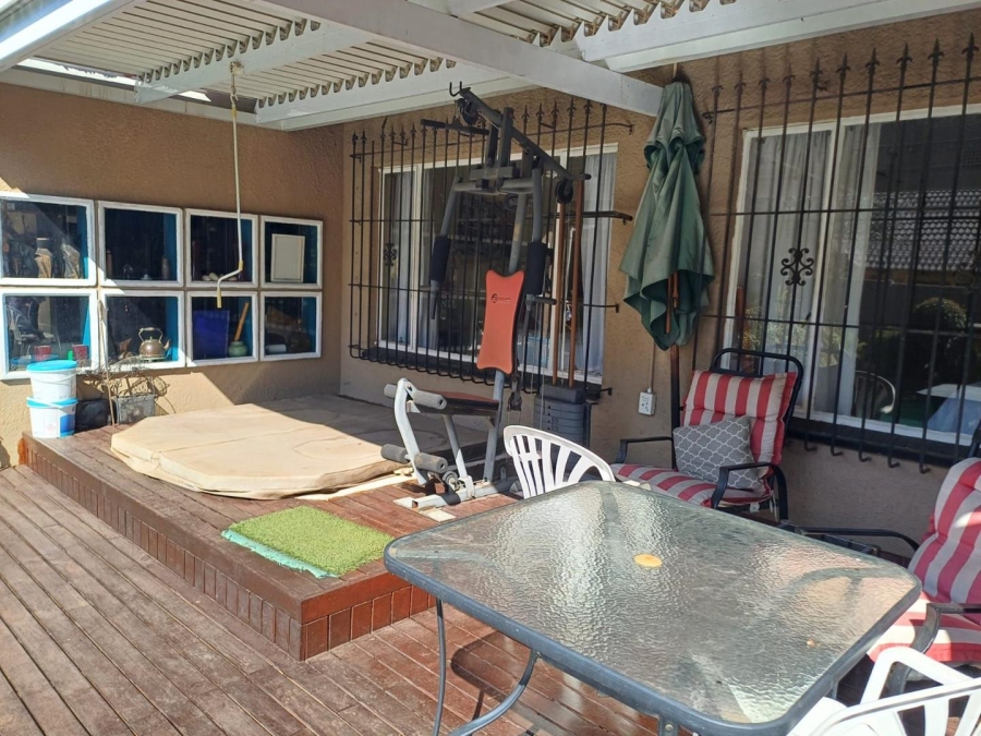3 Bedroom Property for Sale in Buurendal Gauteng