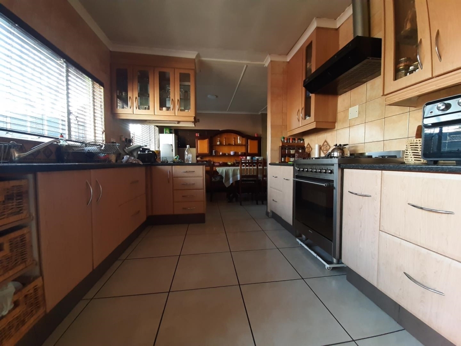 5 Bedroom Property for Sale in Edleen Gauteng