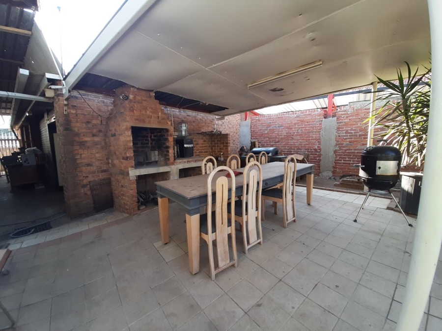 5 Bedroom Property for Sale in Edleen Gauteng