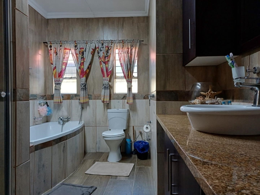 4 Bedroom Property for Sale in Edleen Gauteng