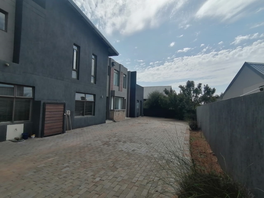 5 Bedroom Property for Sale in Serengeti Lifestyle Estate Gauteng