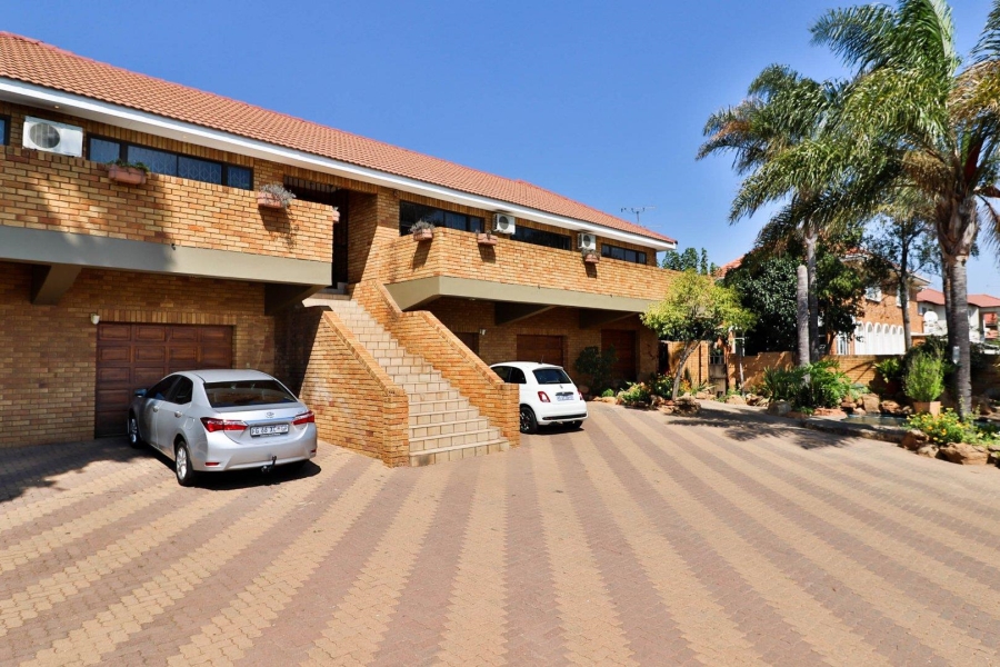 7 Bedroom Property for Sale in Linmeyer Gauteng