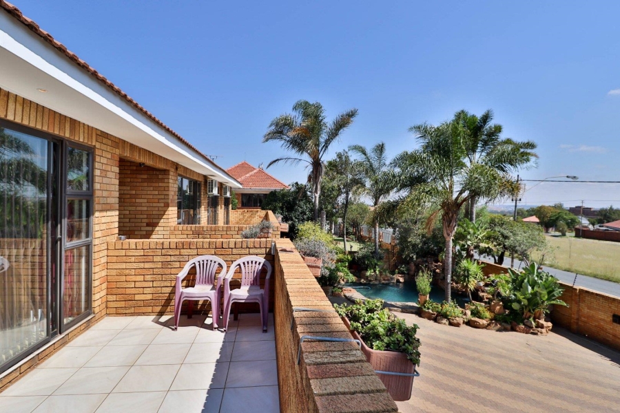 7 Bedroom Property for Sale in Linmeyer Gauteng