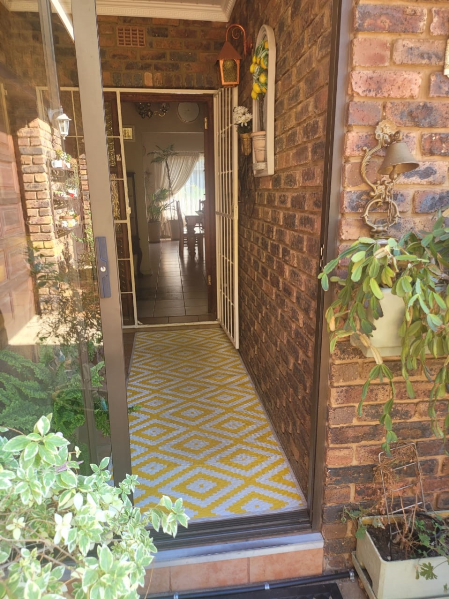 5 Bedroom Property for Sale in Falcon Ridge Gauteng