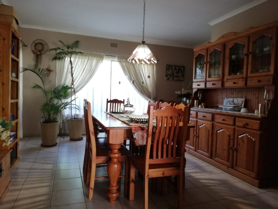 5 Bedroom Property for Sale in Falcon Ridge Gauteng